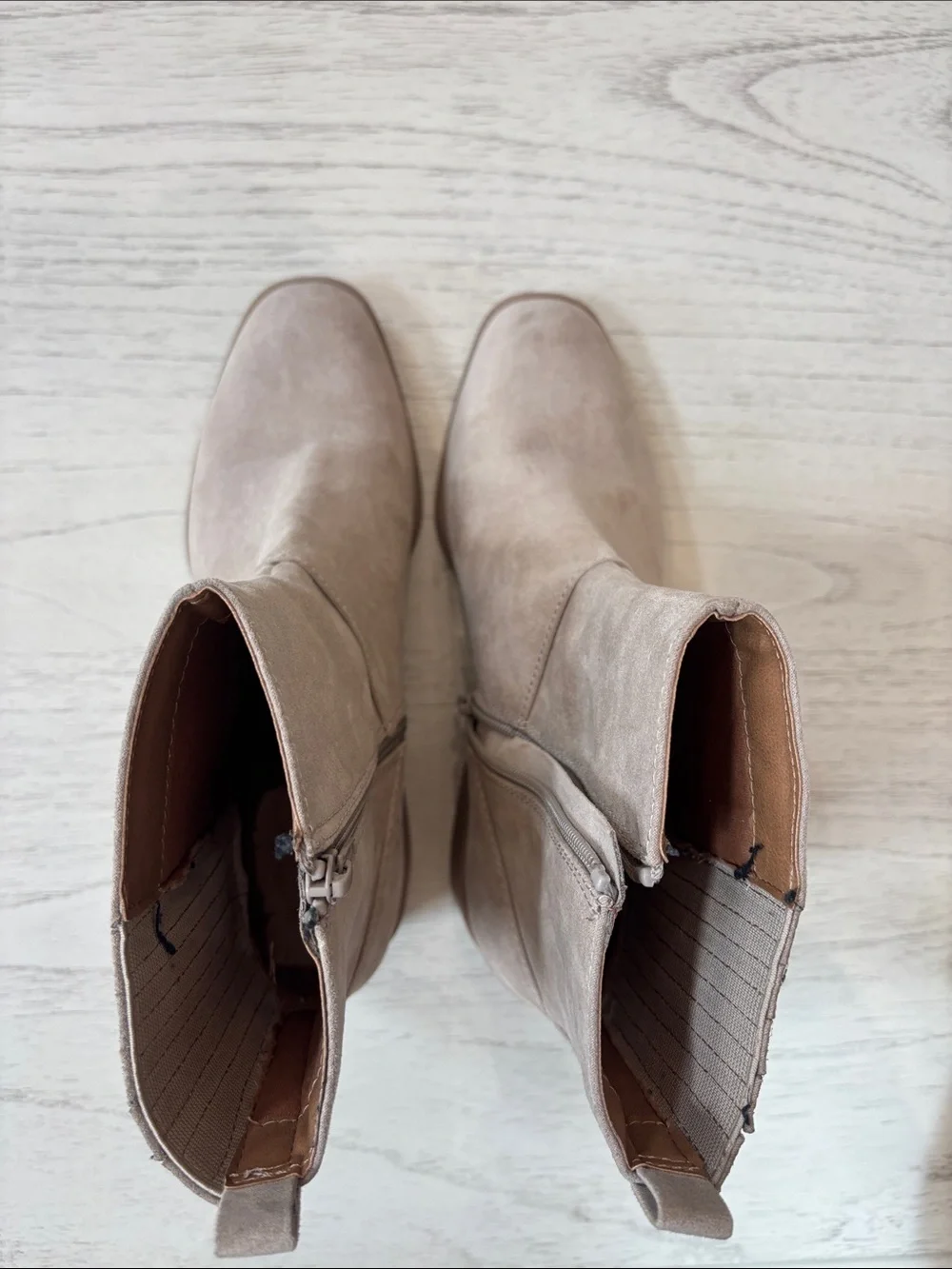 Universal Thread (Target) pointed-toe ankle boots in a soft taupe SZ 9